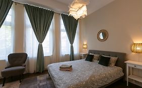 Central Charm - 2Br Apartment